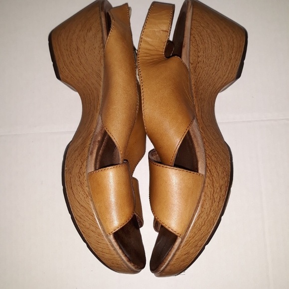Dansko women’s leather comfort sandals. - Picture 3 of 4